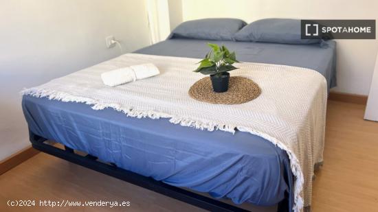 Habitación con cama doble en apartamento de 3 dormitorios en Algiros, València - VALENCIA