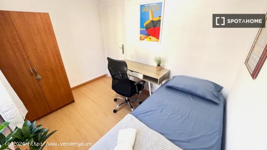 Habitación con cama individual en apartamento de 3 dormitorios en Algiros, València - VALENCIA