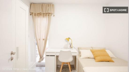 Se alquila habitación en piso compartido en Valencia - VALENCIA