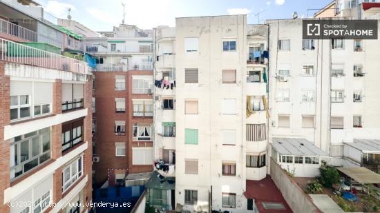 Se alquila habitación en piso compartido en Barcelona - BARCELONA