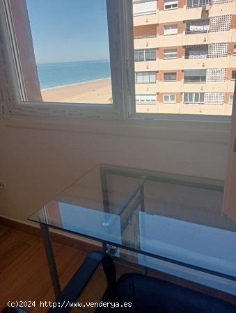  Se alquilan habitaciones en apartamento de 3 dormitorios en Playa De La Victoria - CADIZ 