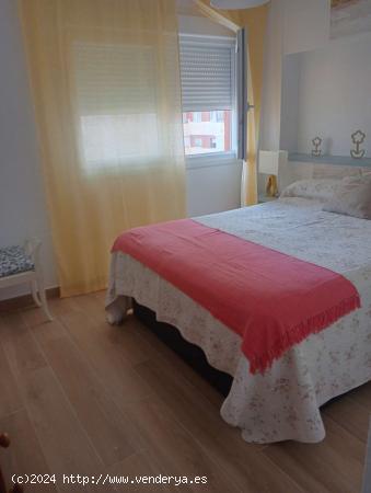  Se alquilan habitaciones en apartamento de 3 dormitorios en Playa De La Victoria - CADIZ 