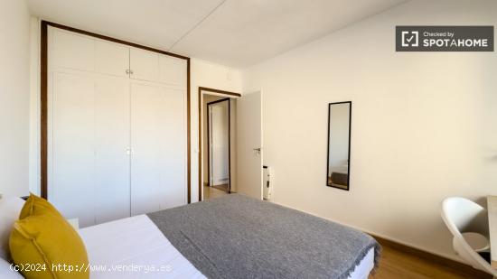 Se alquilan habitaciones en un apartamento de 7 dormitorios en L'Eixample - BARCELONA