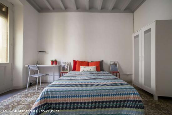  ¡Habitaciones en alquiler en piso de 4 habitaciones en Barcelona! - BARCELONA 