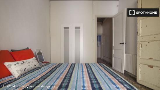 ¡Habitaciones en alquiler en piso de 4 habitaciones en Barcelona! - BARCELONA