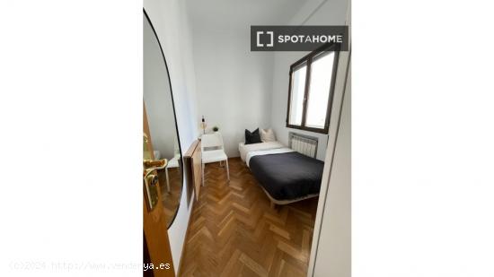 Se alquila habitación en apartamento de 4 dormitorios en Retiro, Madrid - MADRID