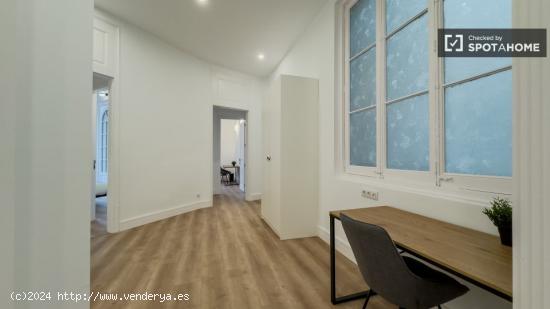 Se alquilan habitaciones en un apartamento de 3 dormitorios en L'Eixample - BARCELONA