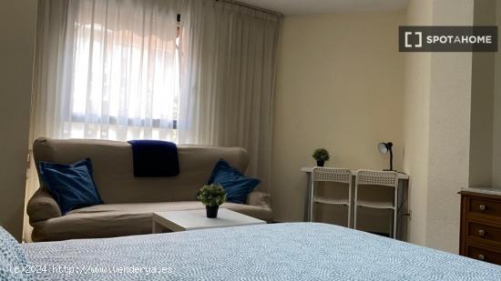 ¡Se alquilan habitaciones en un piso de 5 habitaciones en Valencia! - VALENCIA