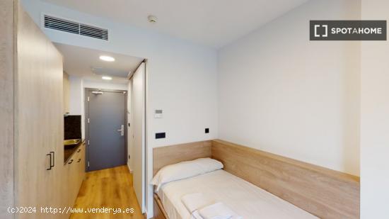 Se alquilan habitaciones en apartamento de 1 dormitorio en Santa Isabel - ALICANTE