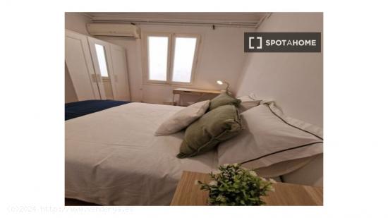 ¡Se alquilan habitaciones en un apartamento de 6 habitaciones en Barcelona! - BARCELONA