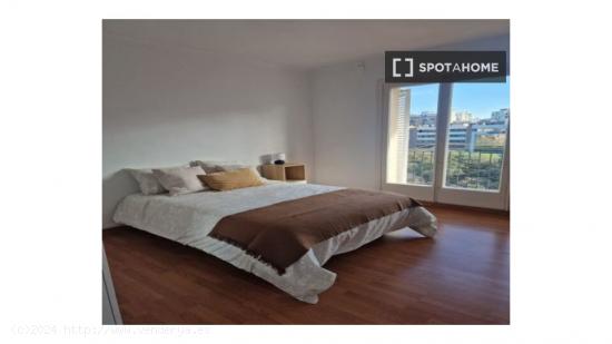 ¡Se alquilan habitaciones en un apartamento de 6 habitaciones en Barcelona! - BARCELONA