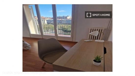 ¡Se alquilan habitaciones en un apartamento de 6 habitaciones en Barcelona! - BARCELONA