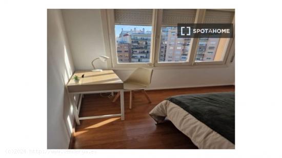 ¡Se alquilan habitaciones en un apartamento de 6 habitaciones en Barcelona! - BARCELONA