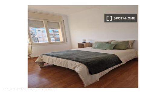 ¡Se alquilan habitaciones en un apartamento de 6 habitaciones en Barcelona! - BARCELONA