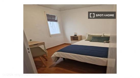 ¡Se alquilan habitaciones en un apartamento de 6 habitaciones en Barcelona! - BARCELONA