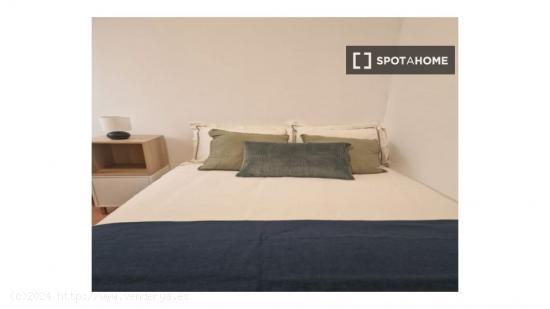 ¡Se alquilan habitaciones en un apartamento de 6 habitaciones en Barcelona! - BARCELONA