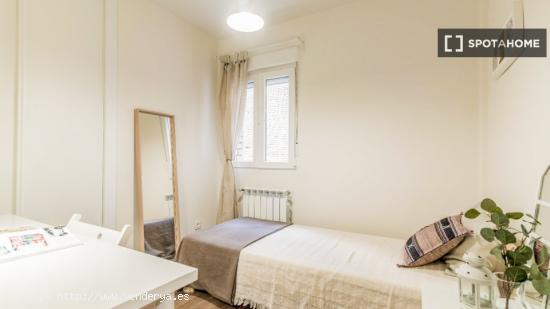 Se alquilan habitaciones en apartamento de 6 dormitorios en Retiro - MADRID