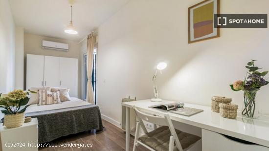 Se alquilan habitaciones en apartamento de 6 dormitorios en Retiro - MADRID