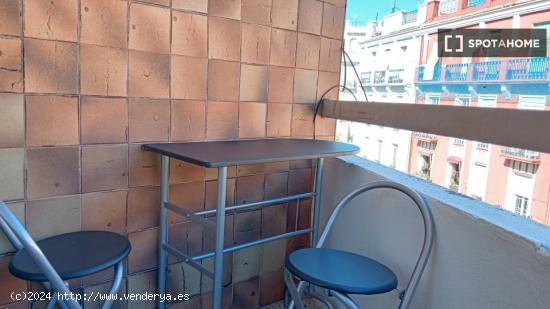 Se alquilan habitaciones en un apartamento de 3 dormitorios en L'Eixample - VALENCIA