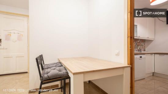 Se alquila habitación en piso compartido en Barcelona - BARCELONA