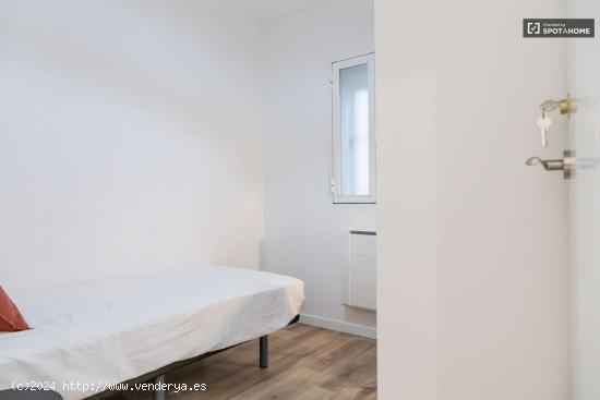  Se alquilan habitaciones en apartamento de 4 dormitorios en Latina - MADRID 