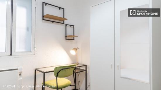 Se alquilan habitaciones en apartamento de 4 dormitorios en Latina - MADRID