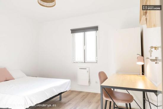  Se alquilan habitaciones en apartamento de 4 dormitorios en Latina - MADRID 