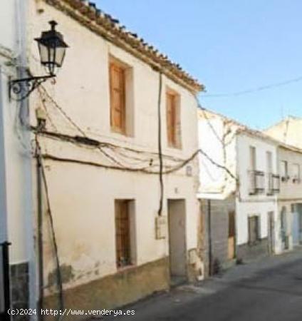 Casa para reformar, situada en la calle Silencio de Dúrcal. Está en estado de ruina. - GRANADA