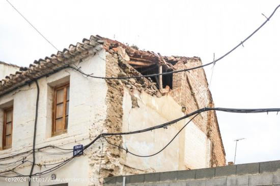 Casa para reformar, situada en la calle Silencio de Dúrcal. Está en estado de ruina. - GRANADA