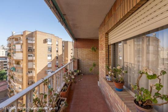 GRAN PISO CON TERRAZA EN ZONA LAS FLORES - GRANADA