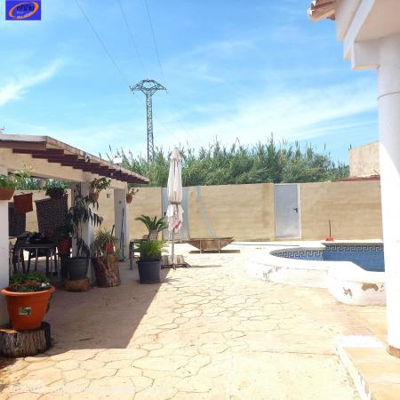 MAGNIFICO CHALET CON PISCINA EN MONTROY - VALENCIA