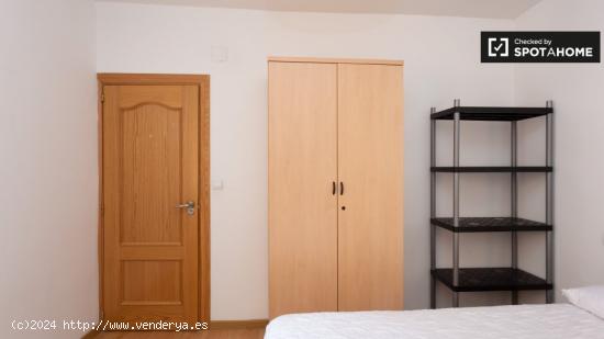 Acogedora habitación con escritorio en un apartamento de 4 dormitorios, Getafe - MADRID