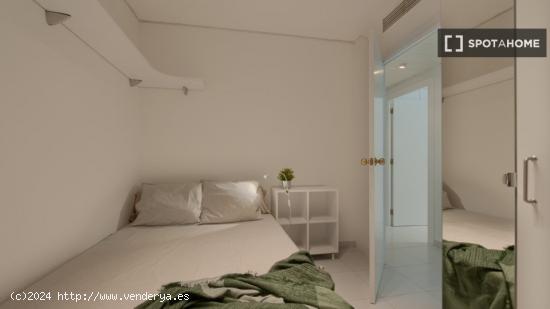 Se alquila habitación en apartamento de 4 dormitorios en Sants, Barcelona - BARCELONA