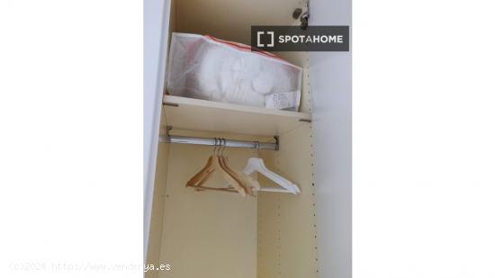 Se alquila habitación en apartamento de 4 dormitorios en Sants, Barcelona - BARCELONA