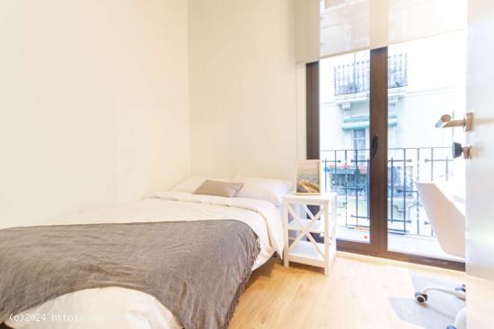  Se alquilan habitaciones en un apartamento de 3 dormitorios en Sant Gervasi - BARCELONA 