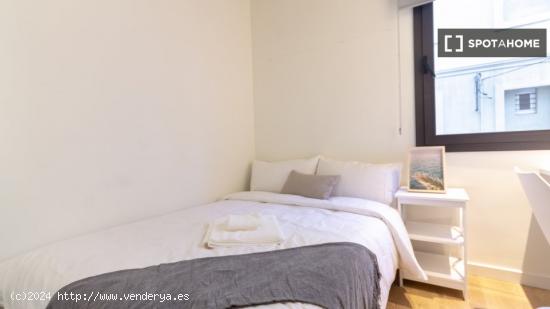 Se alquilan habitaciones en un apartamento de 3 dormitorios en Sant Gervasi - BARCELONA