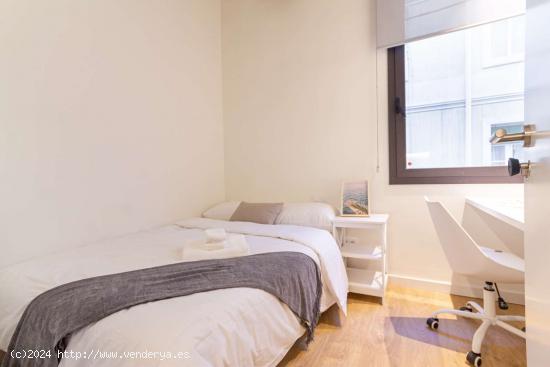  Se alquilan habitaciones en un apartamento de 3 dormitorios en Sant Gervasi - BARCELONA 