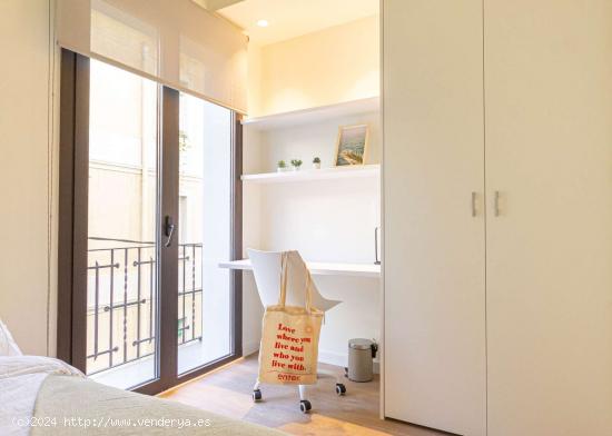  Se alquilan habitaciones en un apartamento de 3 dormitorios en Sant Gervasi - BARCELONA 