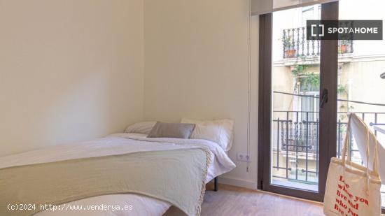 Se alquilan habitaciones en un apartamento de 3 dormitorios en Sant Gervasi - BARCELONA