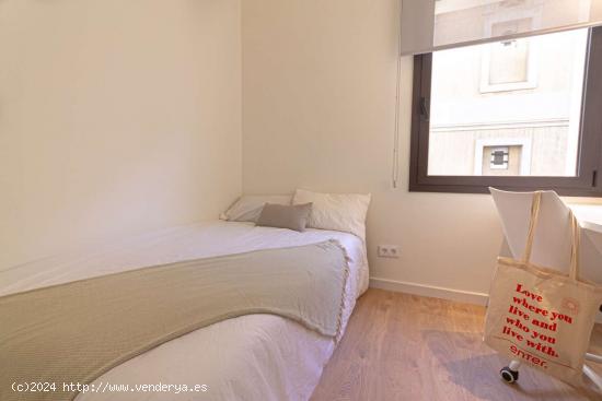  Se alquilan habitaciones en un apartamento de 3 dormitorios en Sant Gervasi - BARCELONA 