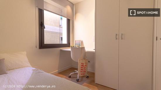 Se alquilan habitaciones en un apartamento de 3 dormitorios en Sant Gervasi - BARCELONA