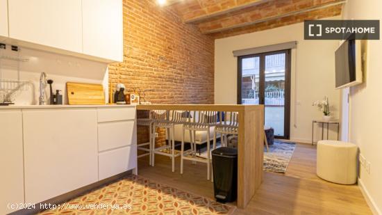 Se alquilan habitaciones en un apartamento de 3 dormitorios en Sant Gervasi - BARCELONA