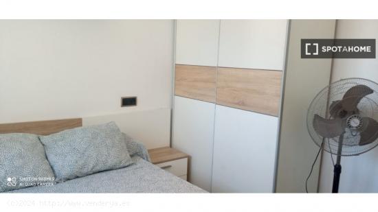 ¡Se alquilan habitaciones en un piso de 5 habitaciones en Valencia! - VALENCIA