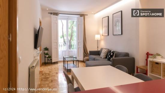 Apartamento de 4 dormitorios en alquiler en Embajadores - MADRID