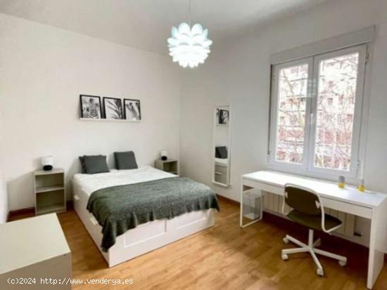  Se alquila habitación en piso compartido en Madrid - MADRID 