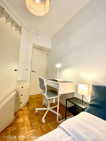  Se alquila habitación en piso compartido en Madrid - MADRID 