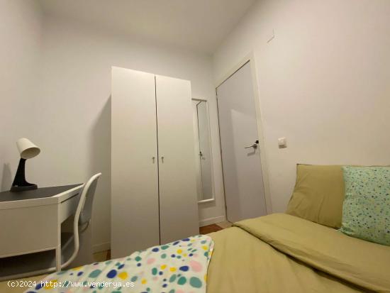  Se alquila habitación en piso compartido en Madrid - MADRID 