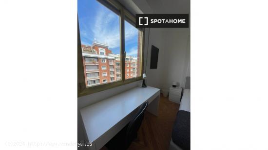 Se alquila habitación en piso compartido en Madrid - MADRID