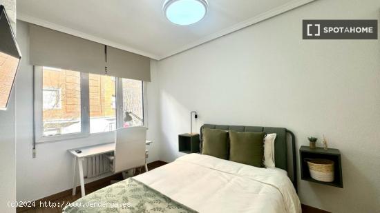 Se alquila habitación en piso compartido en Madrid - MADRID