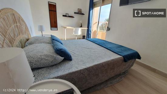 Alquiler de habitaciones en apartamento de 5 habitaciones en Poblados Marítimos - VALENCIA